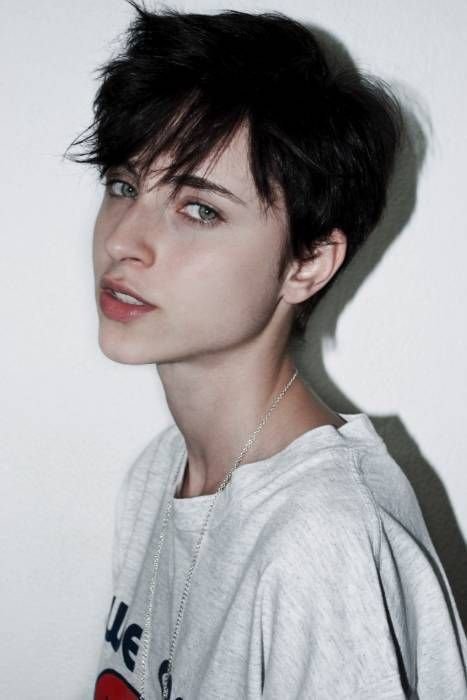 A short pixie cut with soft waves